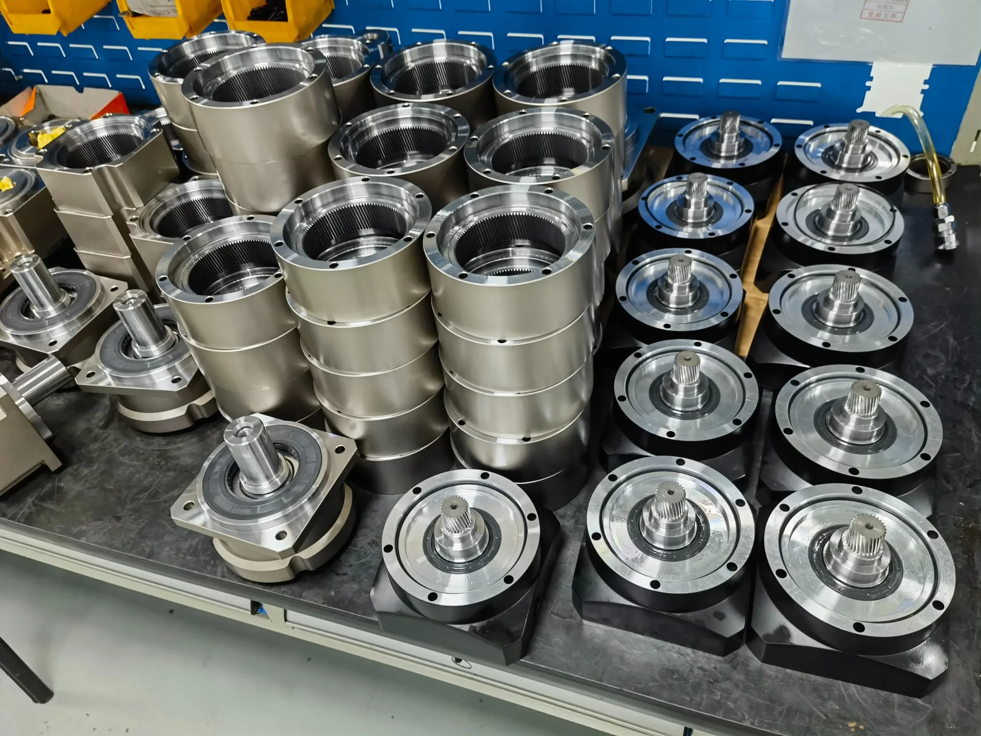 Metal housings and gearbox components arranged on a workbench