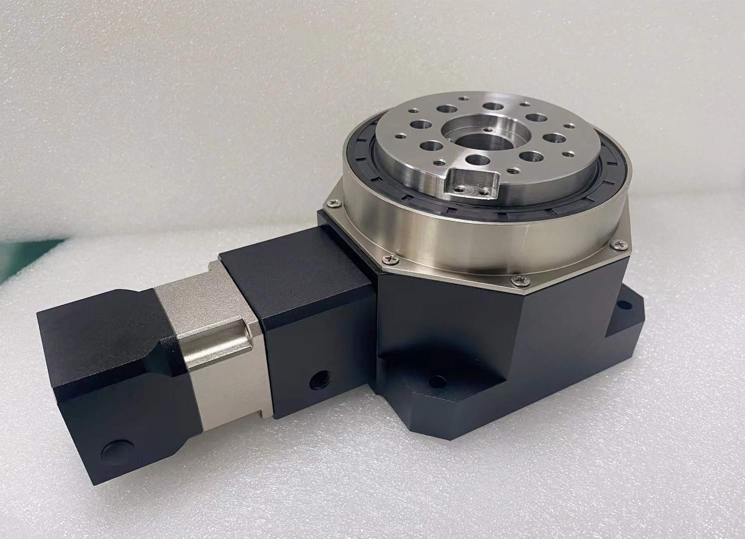 How to Choose a Heavy-Duty Hollow Rotary Table for a Flipping Mechanism