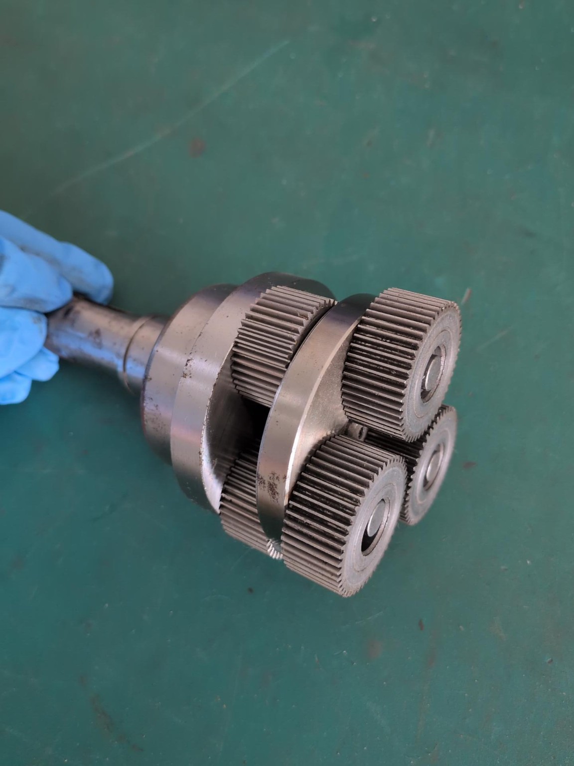 Planetary gearbox assembly showing exposed Các bánh răng hành tinh và Giá đỡ hành tinh plates